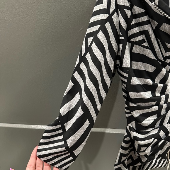 Joseph Ribkoff Stylish Geometric Design Jacket
super stylish black & gray - Picture 4 of 8